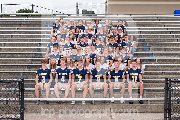 TCP_1500_2627DHSFballSrsMoms_HandsOnShoulders_